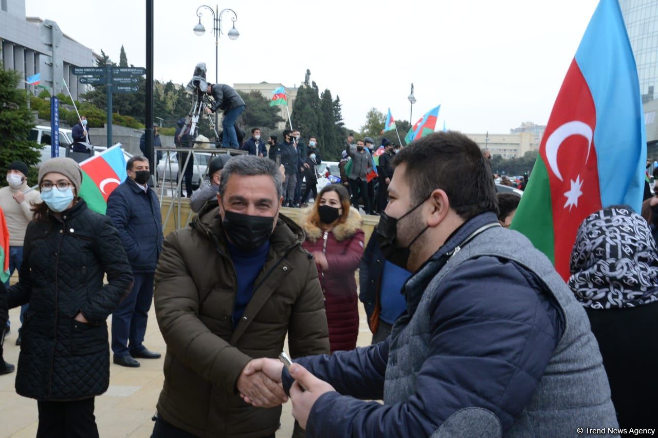 Лачинцы посетили Аллею шехидов в Баку (ФОТО)