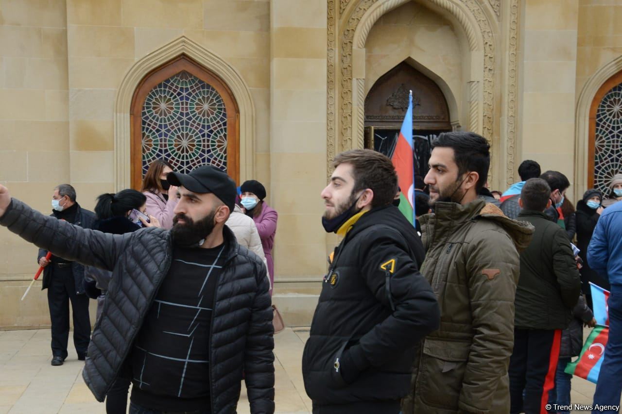 Лачинцы посетили Аллею шехидов в Баку (ФОТО)