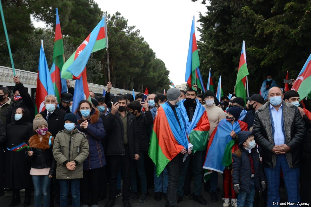 Лачинцы посетили Аллею шехидов в Баку (ФОТО)