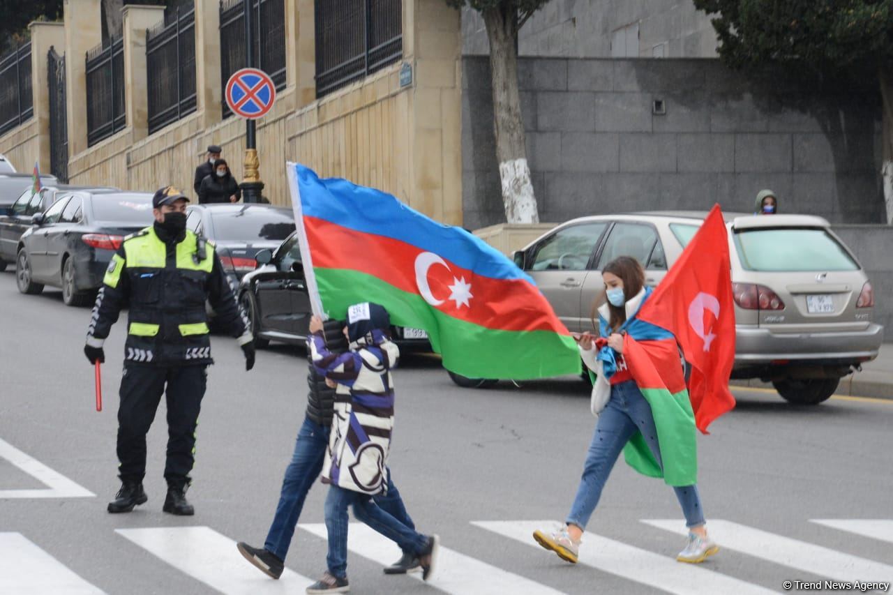 Лачинцы посетили Аллею шехидов в Баку (ФОТО)