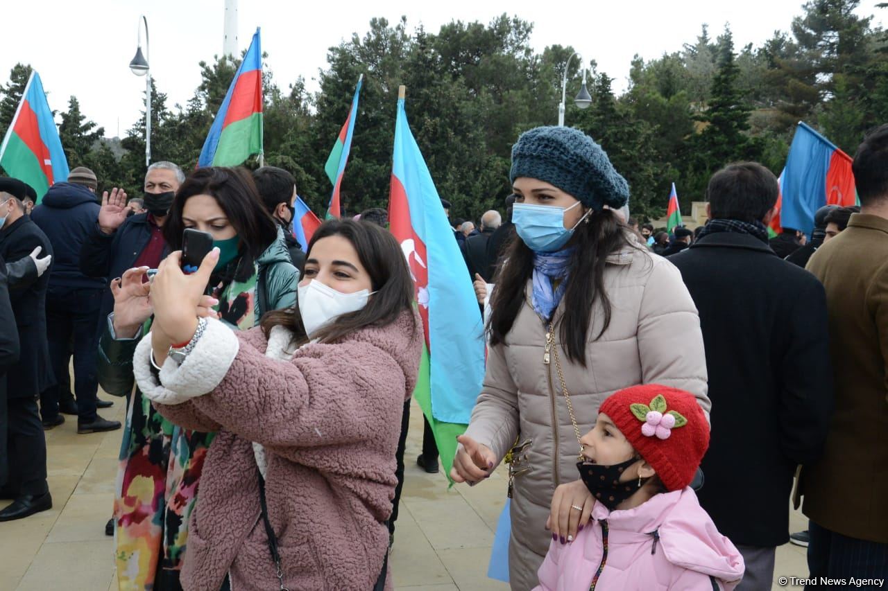 Лачинцы посетили Аллею шехидов в Баку (ФОТО)