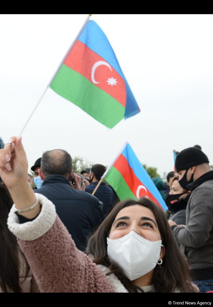 Лачинцы посетили Аллею шехидов в Баку (ФОТО)