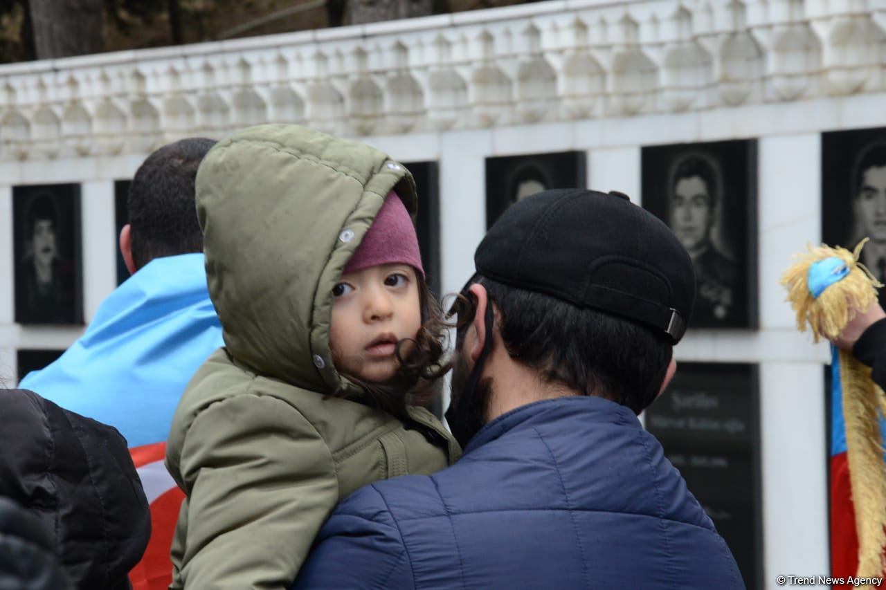 Лачинцы посетили Аллею шехидов в Баку (ФОТО)
