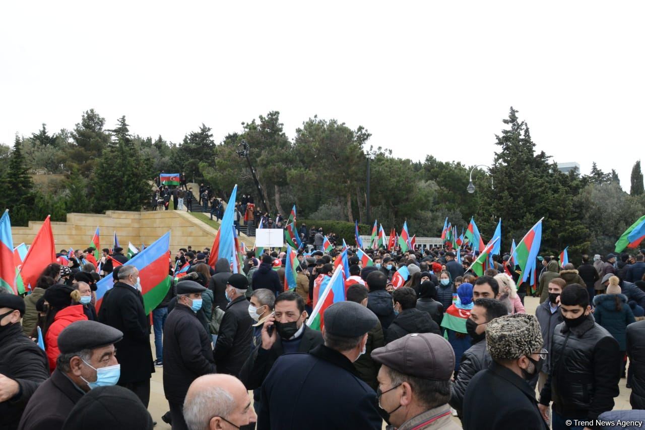 Лачинцы посетили Аллею шехидов в Баку (ФОТО)