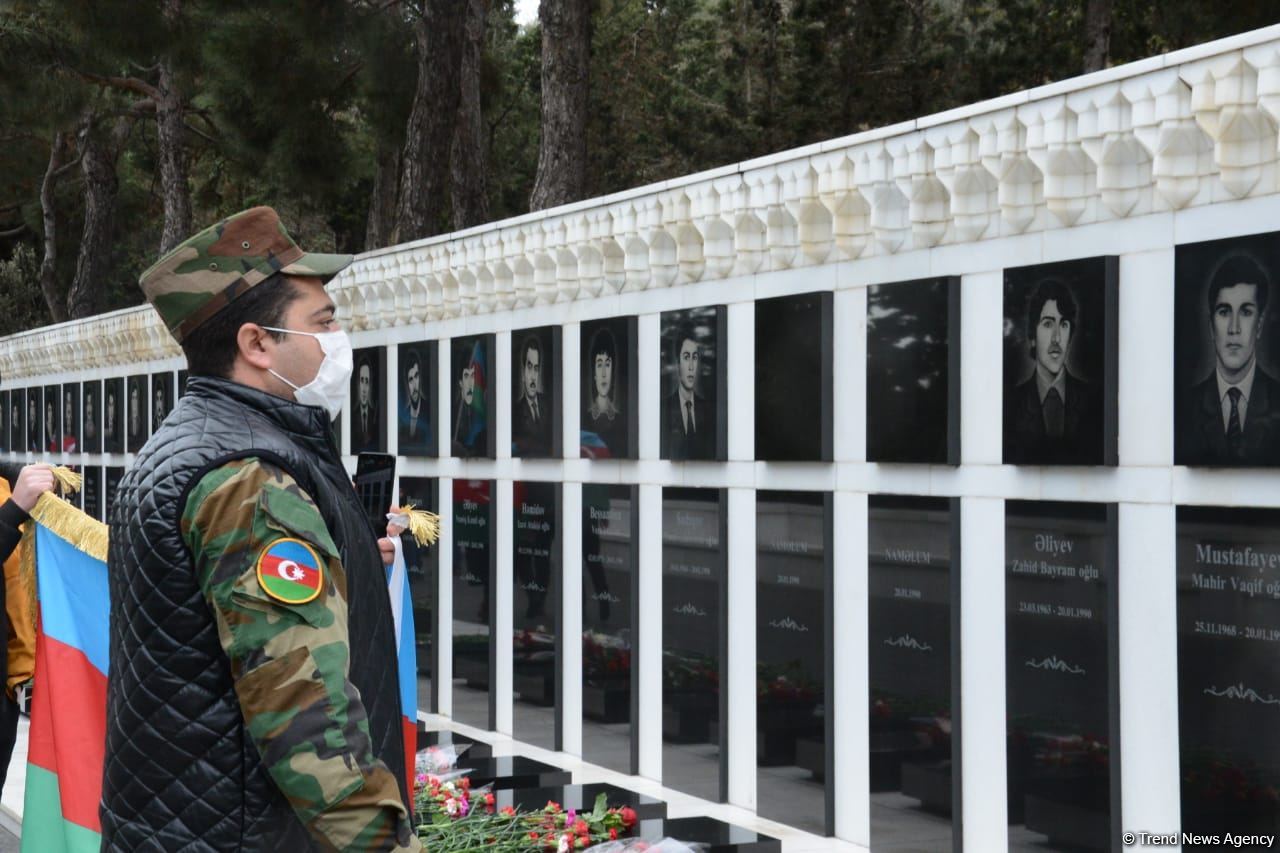Лачинцы посетили Аллею шехидов в Баку (ФОТО)
