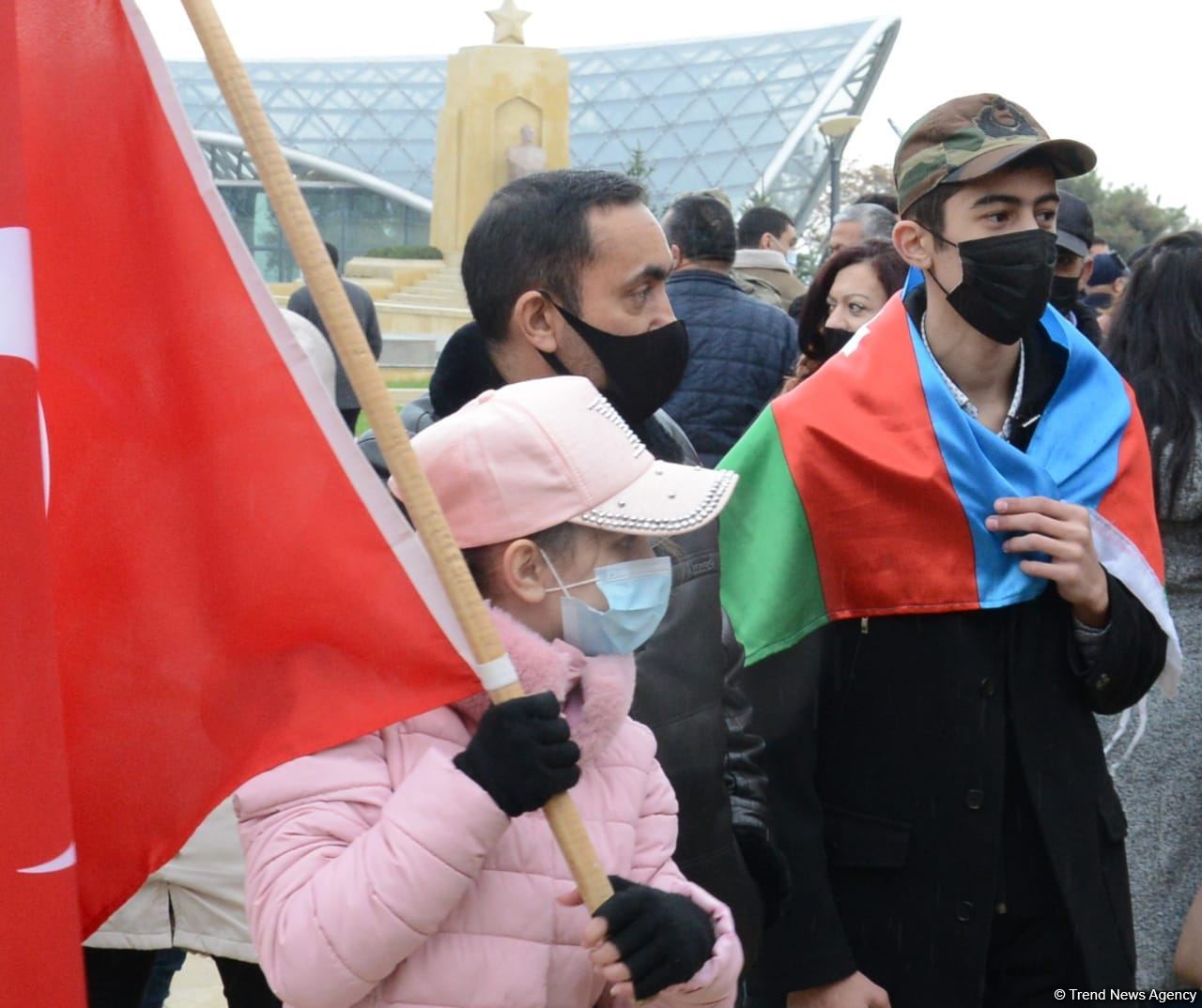 Лачинцы посетили Аллею шехидов в Баку (ФОТО)