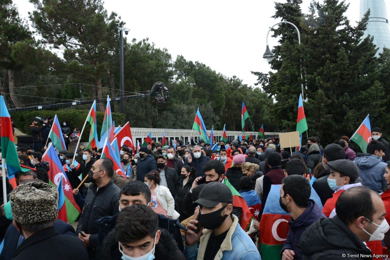 Лачинцы посетили Аллею шехидов в Баку (ФОТО)