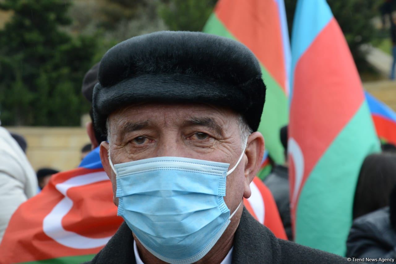 Лачинцы посетили Аллею шехидов в Баку (ФОТО)