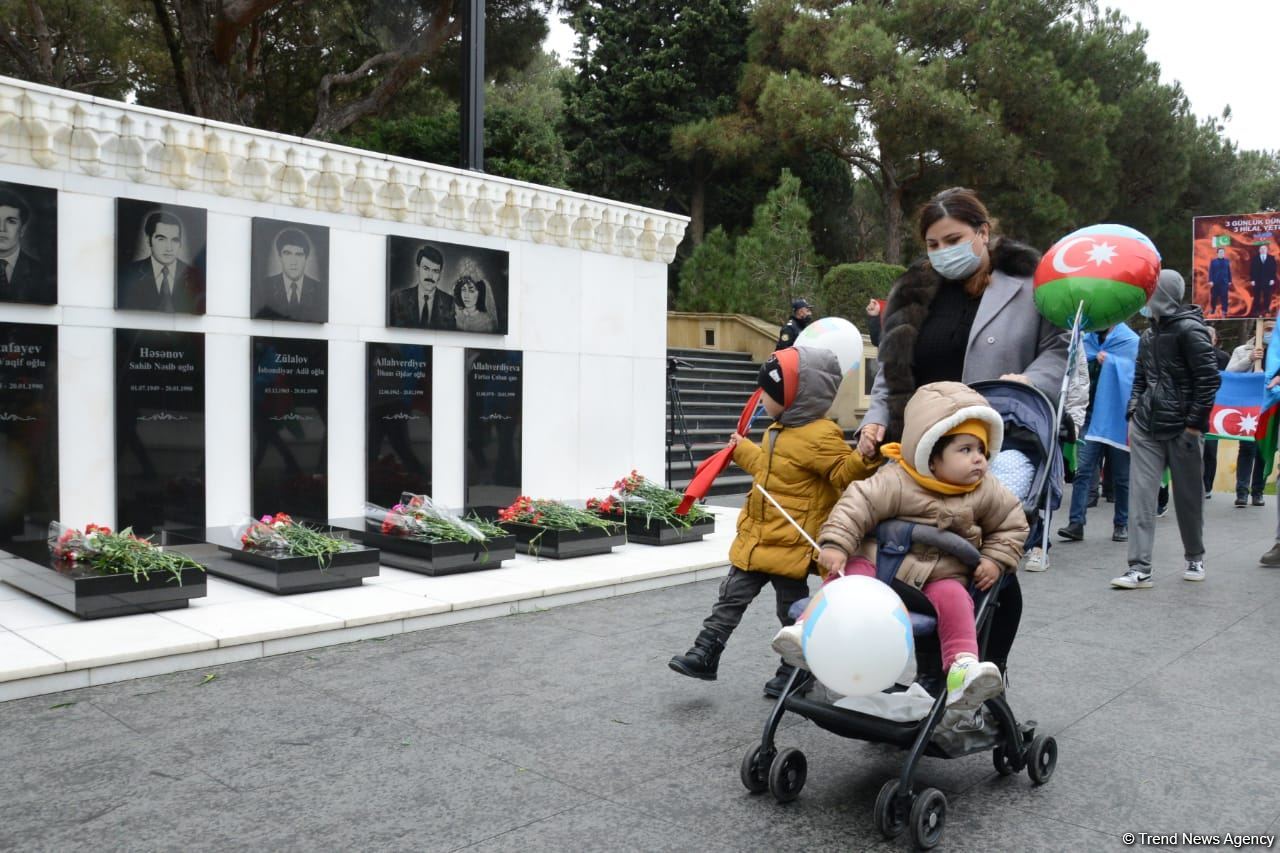Лачинцы посетили Аллею шехидов в Баку (ФОТО)