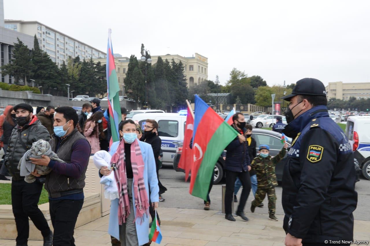 Лачинцы посетили Аллею шехидов в Баку (ФОТО)