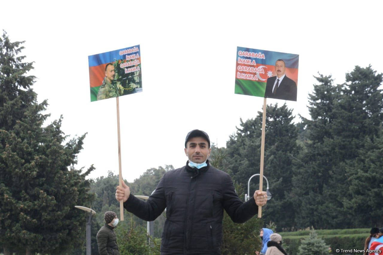 Лачинцы посетили Аллею шехидов в Баку (ФОТО)