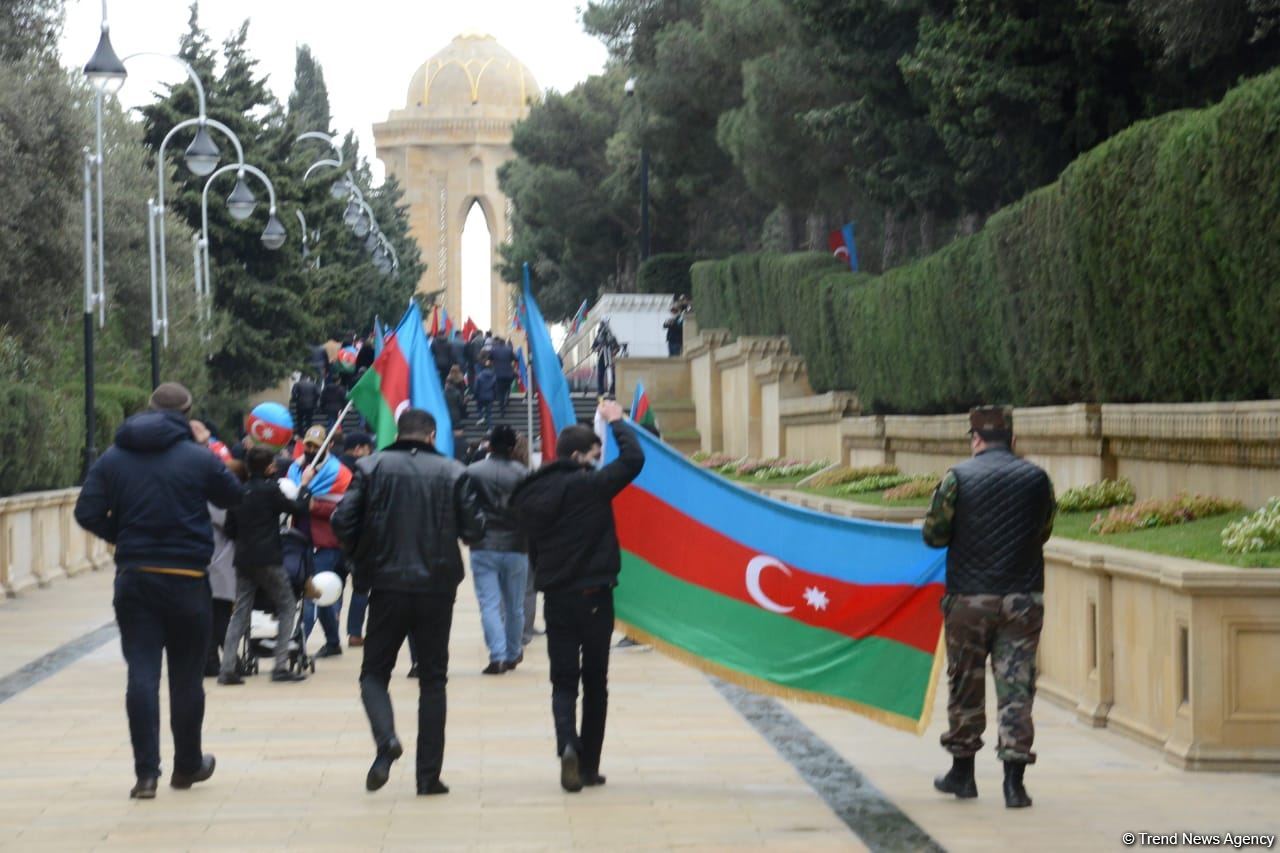 Лачинцы посетили Аллею шехидов в Баку (ФОТО)