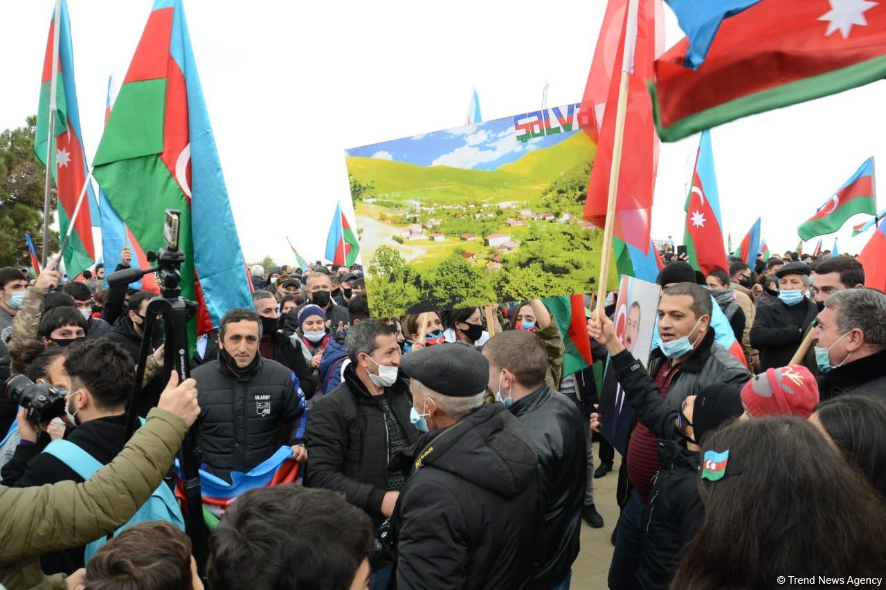 Лачинцы посетили Аллею шехидов в Баку (ФОТО)