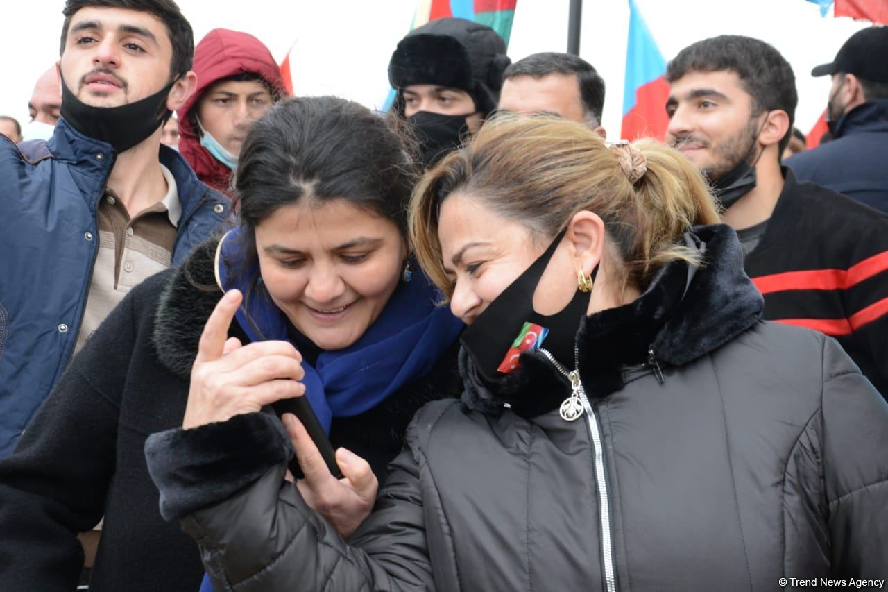 Лачинцы посетили Аллею шехидов в Баку (ФОТО)