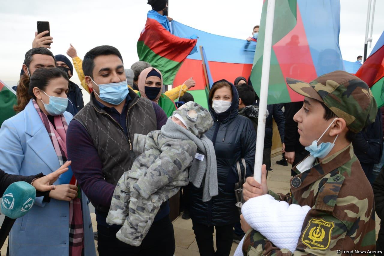 Лачинцы посетили Аллею шехидов в Баку (ФОТО)