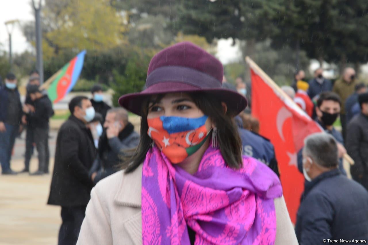 Лачинцы посетили Аллею шехидов в Баку (ФОТО)