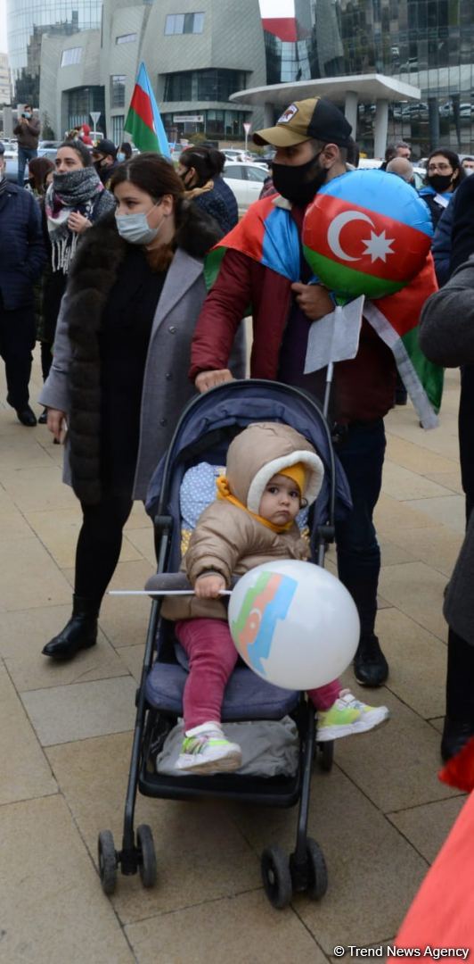 Лачинцы посетили Аллею шехидов в Баку (ФОТО)