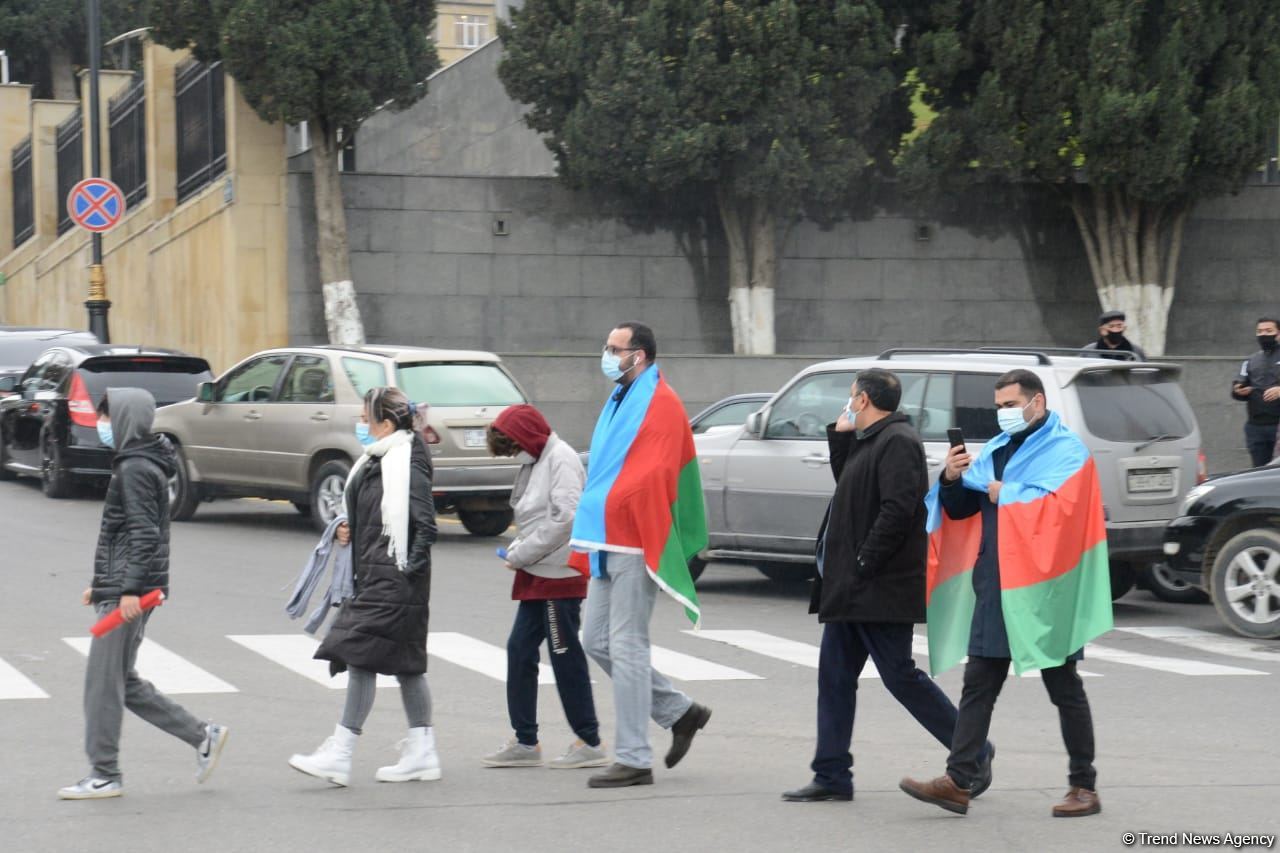 Лачинцы посетили Аллею шехидов в Баку (ФОТО)