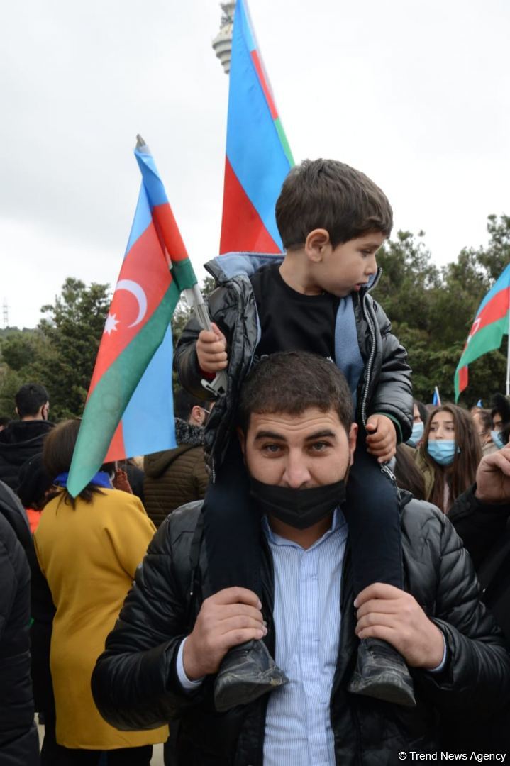 Лачинцы посетили Аллею шехидов в Баку (ФОТО)