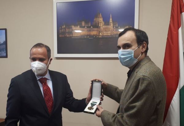 Азербайджанскому фотографу вручен "Бронзовый крест" Венгрии (ФОТО)