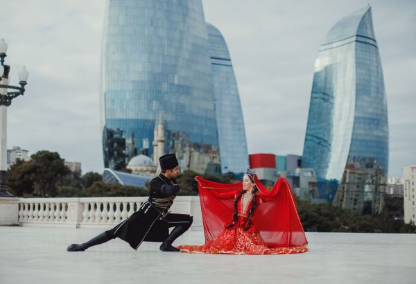 Победные танцы перед Девичьей башей и Пламенными башнями в Баку (ВИДЕО, ФОТО)