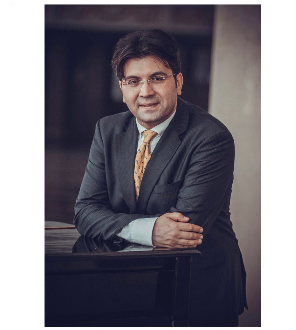 Заслуженный артист Азербайджана подписал контракт с известным  голландским агентством