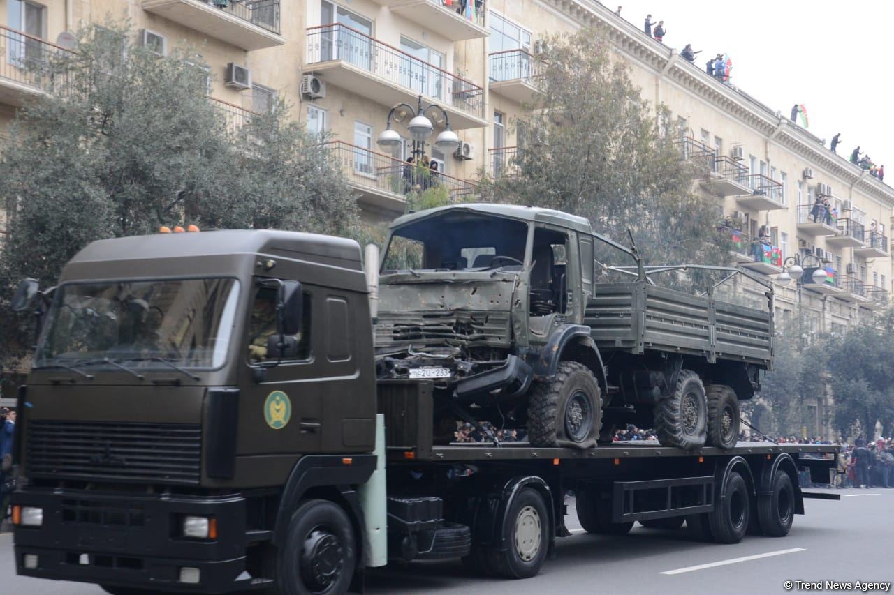 На параде Победы в Баку продемонстрирована часть военных трофеев (ФОТО/ВИДЕО)