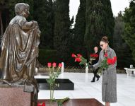 Президент Азербайджана Ильхам Алиев и Первая леди Мехрибан Алиева посетили могилу общенационального лидера Гейдара Алиева (ФОТО/ВИДЕО)