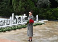 Президент Азербайджана Ильхам Алиев и Первая леди Мехрибан Алиева посетили могилу общенационального лидера Гейдара Алиева (ФОТО/ВИДЕО)