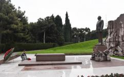 Президент Азербайджана Ильхам Алиев и Первая леди Мехрибан Алиева посетили могилу общенационального лидера Гейдара Алиева (ФОТО/ВИДЕО)