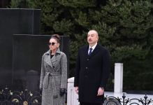 Президент Азербайджана Ильхам Алиев и Первая леди Мехрибан Алиева посетили могилу общенационального лидера Гейдара Алиева (ФОТО/ВИДЕО)