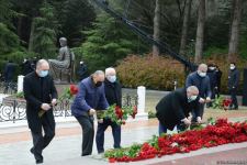 Общественность Азербайджана чтит память великого лидера Гейдара Алиева (ФОТО)