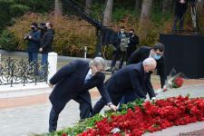 Общественность Азербайджана чтит память великого лидера Гейдара Алиева (ФОТО)