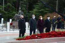 Общественность Азербайджана чтит память великого лидера Гейдара Алиева (ФОТО)