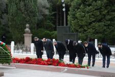 Общественность Азербайджана чтит память великого лидера Гейдара Алиева (ФОТО)