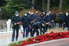 Общественность Азербайджана чтит память великого лидера Гейдара Алиева (ФОТО)