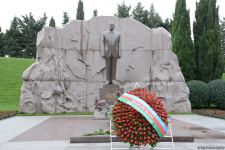 Общественность Азербайджана чтит память великого лидера Гейдара Алиева (ФОТО)