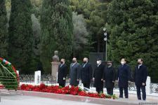 Общественность Азербайджана чтит память великого лидера Гейдара Алиева (ФОТО)