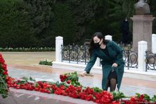 Общественность Азербайджана чтит память великого лидера Гейдара Алиева (ФОТО)