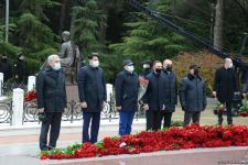 Общественность Азербайджана чтит память великого лидера Гейдара Алиева (ФОТО)