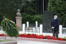 Общественность Азербайджана чтит память великого лидера Гейдара Алиева (ФОТО)