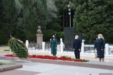 Общественность Азербайджана чтит память великого лидера Гейдара Алиева (ФОТО)