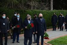 Общественность Азербайджана чтит память великого лидера Гейдара Алиева (ФОТО)