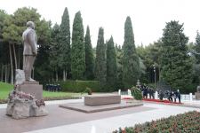 Общественность Азербайджана чтит память великого лидера Гейдара Алиева (ФОТО)