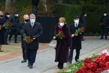 Общественность Азербайджана чтит память великого лидера Гейдара Алиева (ФОТО)