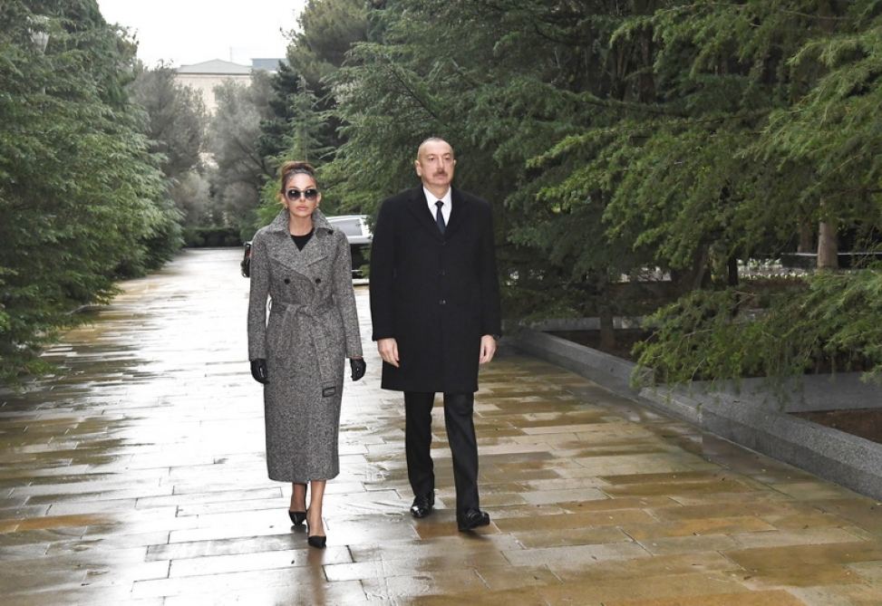 Президент Азербайджана Ильхам Алиев и Первая леди Мехрибан Алиева посетили могилу общенационального лидера Гейдара Алиева (ФОТО/ВИДЕО)