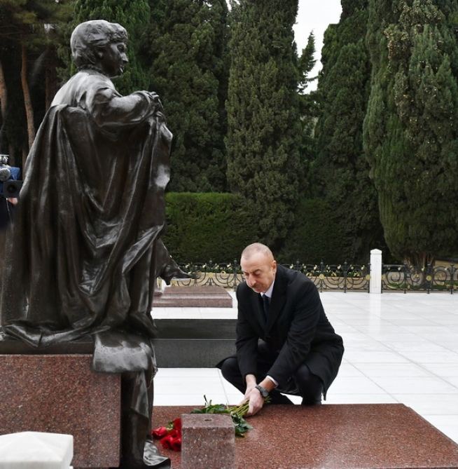 Президент Азербайджана Ильхам Алиев и Первая леди Мехрибан Алиева посетили могилу общенационального лидера Гейдара Алиева (ФОТО/ВИДЕО)