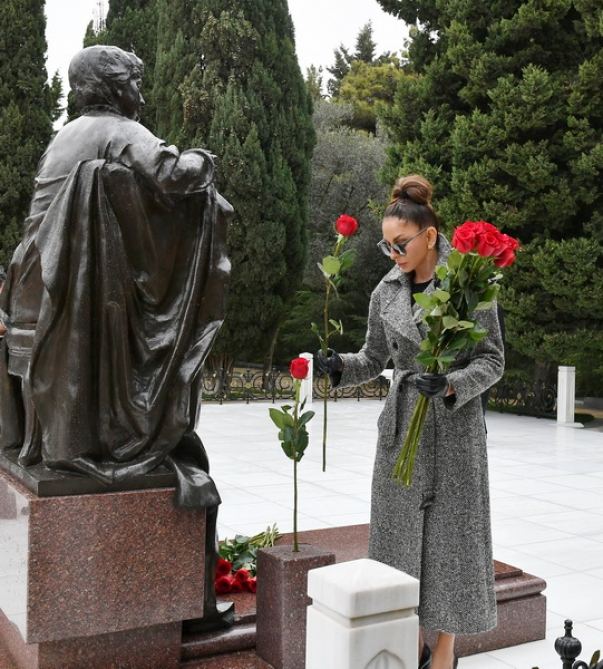 Президент Азербайджана Ильхам Алиев и Первая леди Мехрибан Алиева посетили могилу общенационального лидера Гейдара Алиева (ФОТО/ВИДЕО)