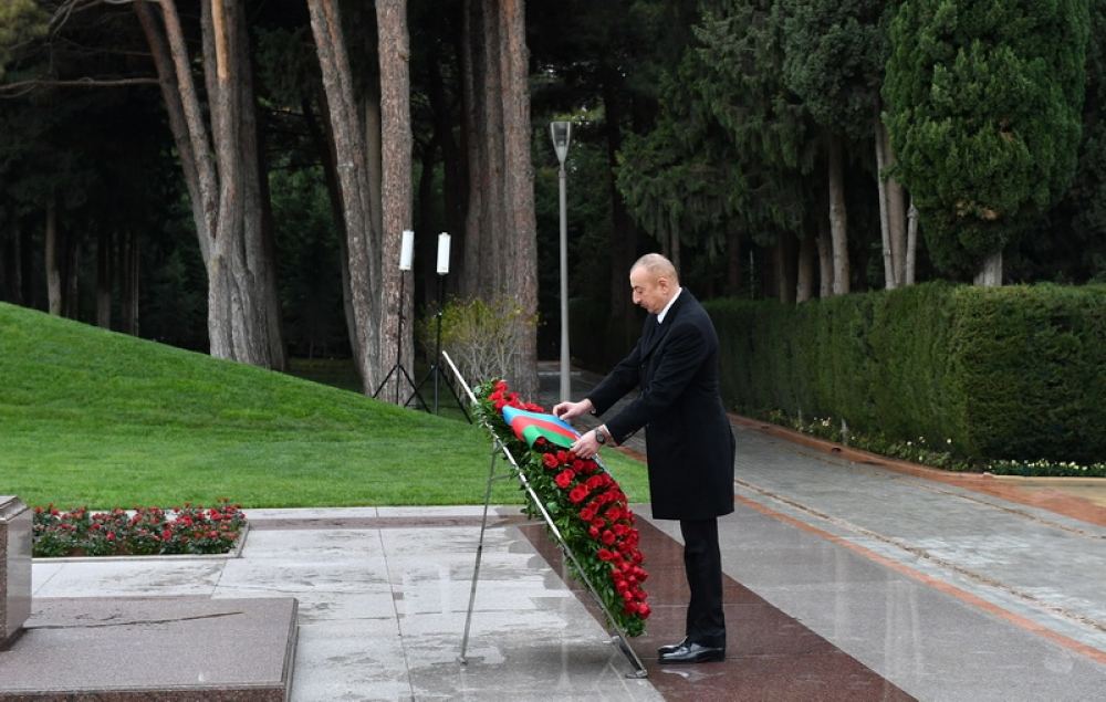 Президент Азербайджана Ильхам Алиев и Первая леди Мехрибан Алиева посетили могилу общенационального лидера Гейдара Алиева (ФОТО/ВИДЕО)