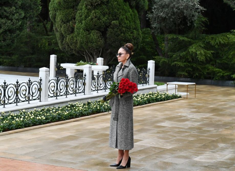 Президент Азербайджана Ильхам Алиев и Первая леди Мехрибан Алиева посетили могилу общенационального лидера Гейдара Алиева (ФОТО/ВИДЕО)